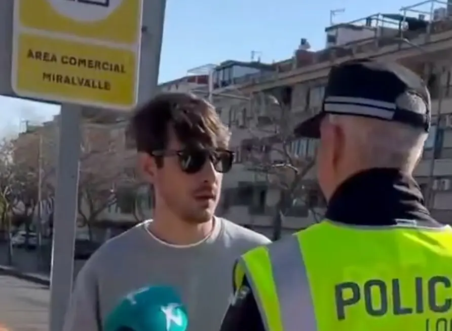 La multa de un polic&iacute;a local a un peat&oacute;n por cruzar mirando el m&oacute;vil
