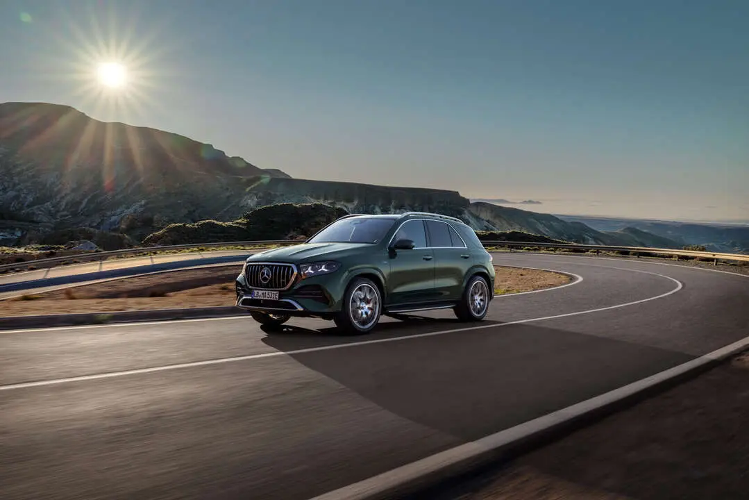 Der neue Mercedes-AMG GLE 53 HYBRID 4MATIC+


Exterieur in dark petrol uni
Interieur in &bdquo;MANUFAKTUR tartufobraun / schwarz&ldquo;

Mercedes-AMG GLE 53 HYBRID 4MATIC+ 

Energieverbrauch gewichtet, kombiniert: 4,2-3,8 l/100 km + 22,6-22,1 kWh/100 km | Kraftstoffverbrauch kombiniert bei entladener Batterie: 10,9-10,4 l/100 km | CO₂-Emissionen gewichtet, kombiniert: 96-86 g/km | CO2-Klasse gewichtet, kombiniert: C-B | CO2-Klasse bei entladener Batterie: G;Mercedes AMG GLE 53 HYBRID 4MATIC+ | Energieverbrauch gewichtet, kombiniert: 4,2-3,8 l/100 km + 22,6-22,1 kWh/100 km | Kraftstoffverbrauch kombiniert bei entladener Batterie: 10,9-10,4 l/100 km | CO₂-Emissionen gewichtet, kombiniert: 96-86 g/km | CO2-Klasse gewichtet, kombiniert: C-B | CO2-Klasse bei entladener Batterie: G*

The new Mercedes-AMG GLE 53 HYBRID 4MATIC+
Exterior in dark petrol uni
Interior in MANUFAKTUR truffle brown / black

Mercedes-AMG GLE 53 HYBRID 4MATIC+ 

Energy consumption weighted, combined: 4.2-3.8 l/100 km + 22.6-22.1 kWh/100 km | fuel consumption combined discharged battery: 10.9-10.4 l/100 km | CO₂ emissions weighted, combined: 96-86 g/km | CO2 class weighted, combined: C-B | CO2 class with discharged battery: G;Mercedes-AMG GLE 53 HYBRID 4MATIC+ | Energy consumption weighted, combined: 4.2-3.8 l/100 km + 22.6-22.1 kWh/100 km | fuel consumption combined discharged battery: 10.9-10.4 l/100 km | CO₂ emissions weighted, combined: 96-86 g/km | CO2 class weighted, combined: C-B | CO2 class with discharged battery: G*