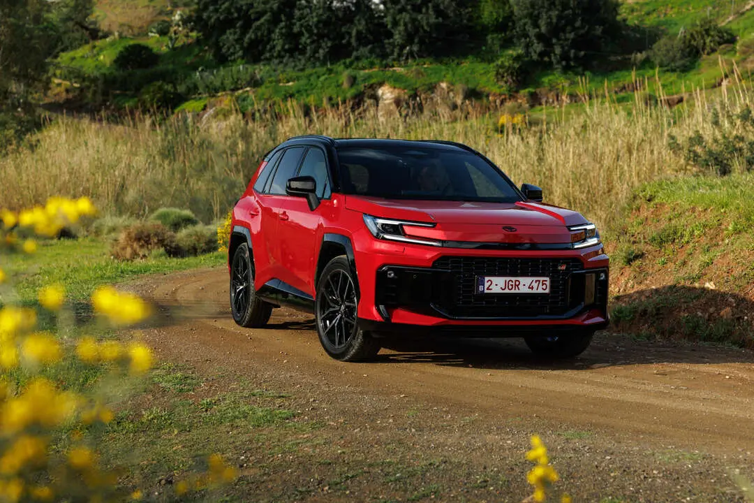2026_rav4hev_grs_emotionalred_dynamic_001