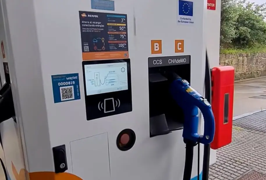Punto de carga de un coche el&eacute;ctrico