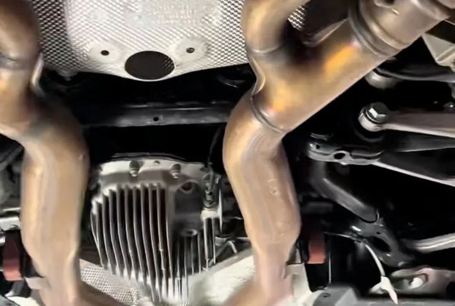 El BMW por abajo