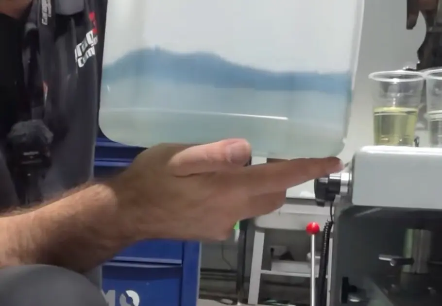 La mezcla de la gasolina 98 con el agua