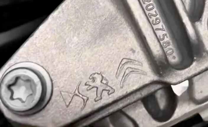 Los logos del motor de la Toyota Proace