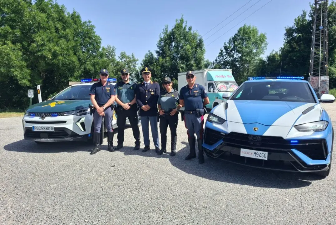 La Guardia Civil con el Renault Captur y la polic&iacute;a italiana con el Lamborghini Urus
