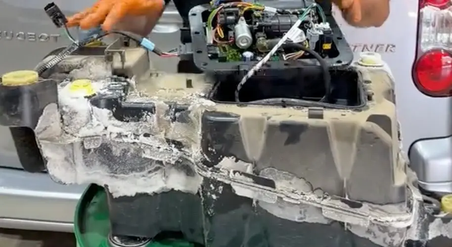 El dep&oacute;sito de AdBlue de un Peugeot