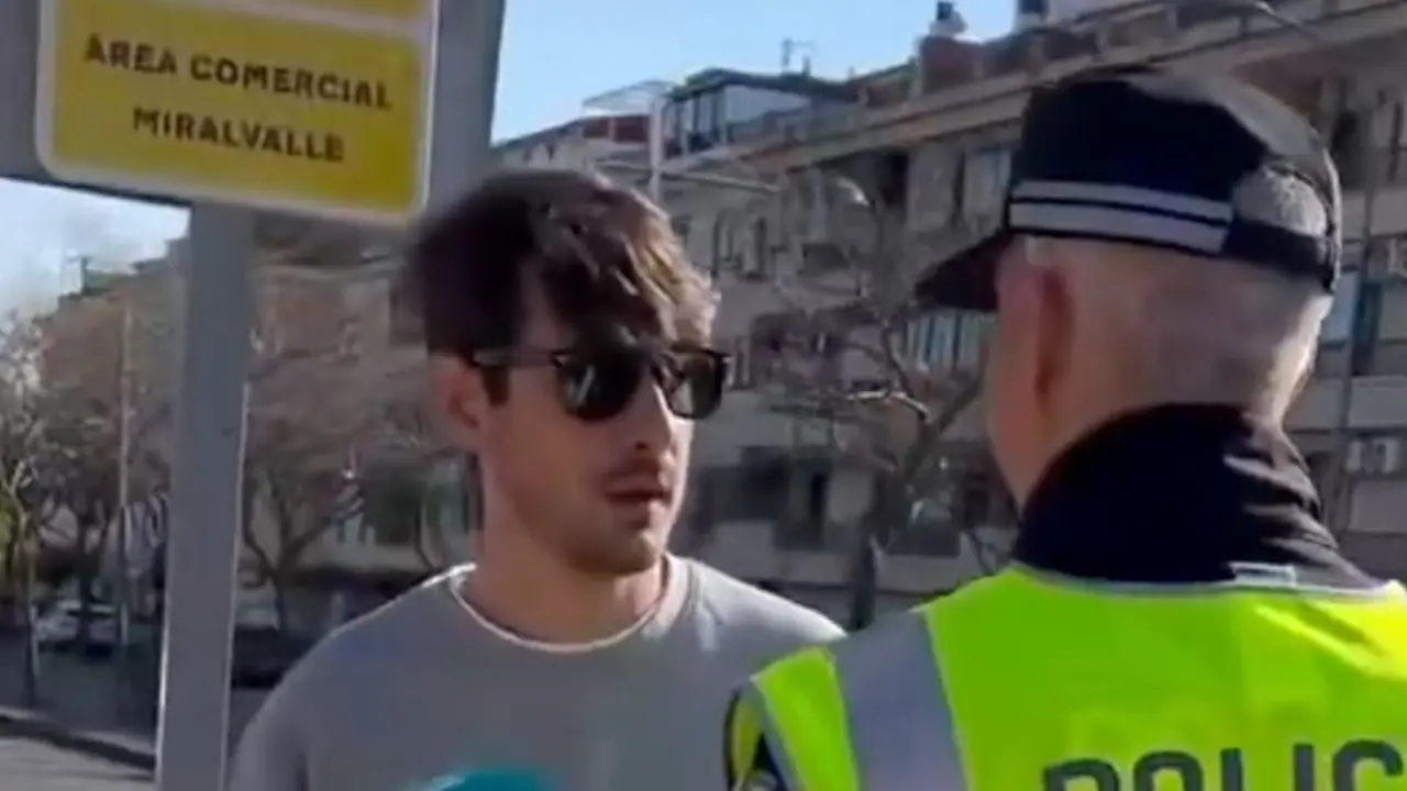 La multa de un polic&iacute;a local a un peat&oacute;n por cruzar mirando el m&oacute;vil