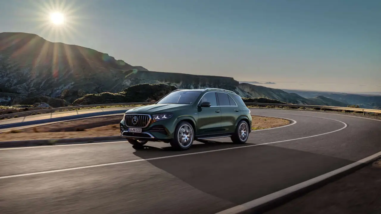 Der neue Mercedes-AMG GLE 53 HYBRID 4MATIC+


Exterieur in dark petrol uni
Interieur in &bdquo;MANUFAKTUR tartufobraun / schwarz&ldquo;

Mercedes-AMG GLE 53 HYBRID 4MATIC+ 

Energieverbrauch gewichtet, kombiniert: 4,2-3,8 l/100 km + 22,6-22,1 kWh/100 km | Kraftstoffverbrauch kombiniert bei entladener Batterie: 10,9-10,4 l/100 km | CO₂-Emissionen gewichtet, kombiniert: 96-86 g/km | CO2-Klasse gewichtet, kombiniert: C-B | CO2-Klasse bei entladener Batterie: G;Mercedes AMG GLE 53 HYBRID 4MATIC+ | Energieverbrauch gewichtet, kombiniert: 4,2-3,8 l/100 km + 22,6-22,1 kWh/100 km | Kraftstoffverbrauch kombiniert bei entladener Batterie: 10,9-10,4 l/100 km | CO₂-Emissionen gewichtet, kombiniert: 96-86 g/km | CO2-Klasse gewichtet, kombiniert: C-B | CO2-Klasse bei entladener Batterie: G*

The new Mercedes-AMG GLE 53 HYBRID 4MATIC+
Exterior in dark petrol uni
Interior in MANUFAKTUR truffle brown / black

Mercedes-AMG GLE 53 HYBRID 4MATIC+ 

Energy consumption weighted, combined: 4.2-3.8 l/100 km + 22.6-22.1 kWh/100 km | fuel consumption combined discharged battery: 10.9-10.4 l/100 km | CO₂ emissions weighted, combined: 96-86 g/km | CO2 class weighted, combined: C-B | CO2 class with discharged battery: G;Mercedes-AMG GLE 53 HYBRID 4MATIC+ | Energy consumption weighted, combined: 4.2-3.8 l/100 km + 22.6-22.1 kWh/100 km | fuel consumption combined discharged battery: 10.9-10.4 l/100 km | CO₂ emissions weighted, combined: 96-86 g/km | CO2 class weighted, combined: C-B | CO2 class with discharged battery: G*