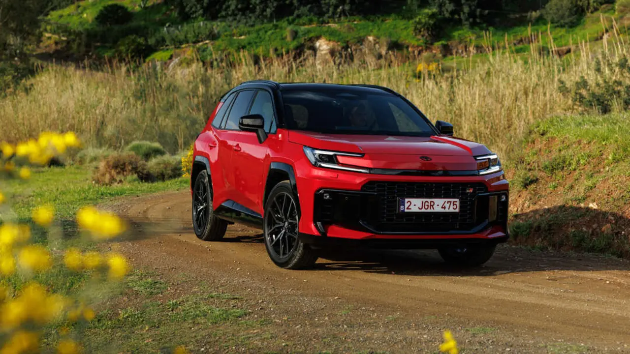 2026_rav4hev_grs_emotionalred_dynamic_001