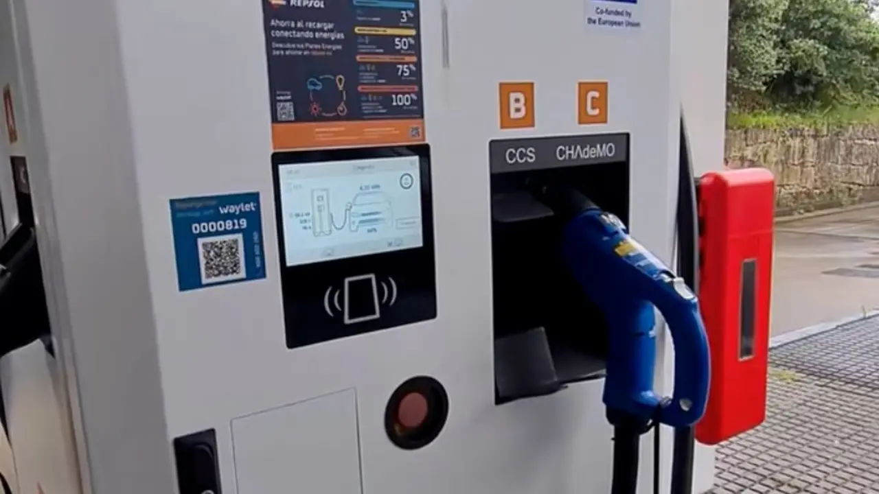 Punto de carga de un coche el&eacute;ctrico