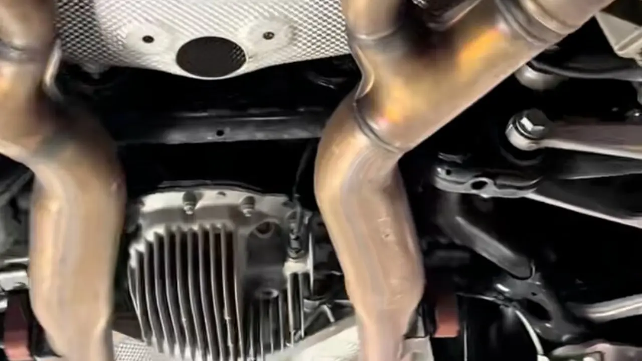 El BMW por abajo