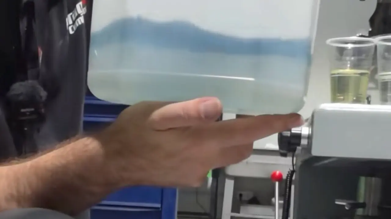 La mezcla de la gasolina 98 con el agua