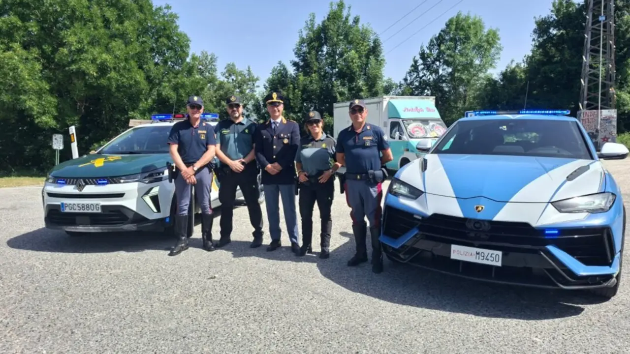 La Guardia Civil con el Renault Captur y la polic&iacute;a italiana con el Lamborghini Urus