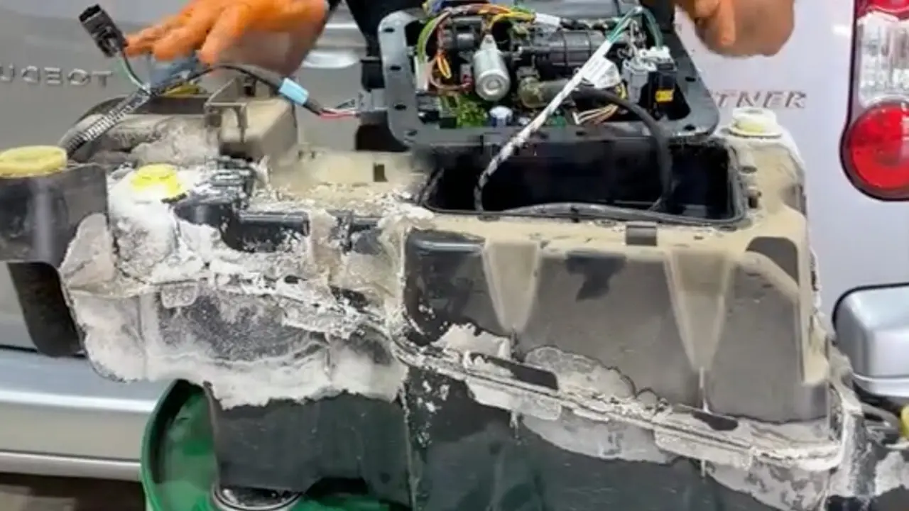 El dep&oacute;sito de AdBlue de un Peugeot